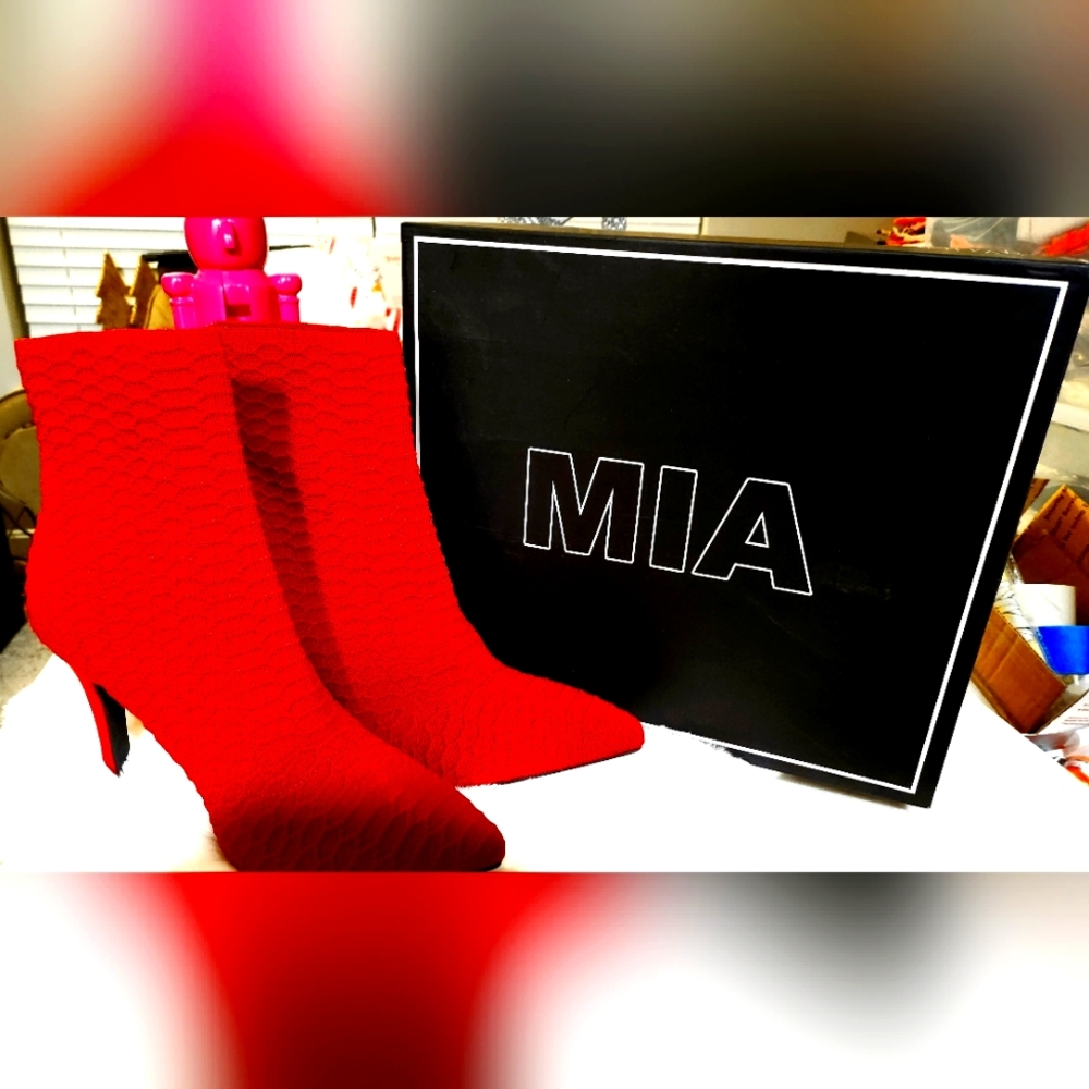⛔️SOLD⛔️MIA McKinley-A Red Stretch Stilettos NWB sz. 8